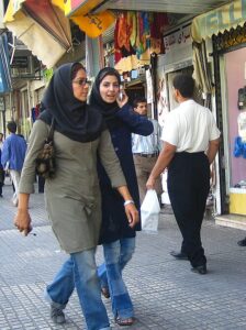 iranianniennes marchant et parlant dans la rue